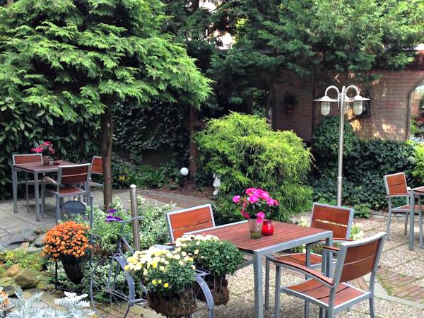 The garden of Hotel van Walsum