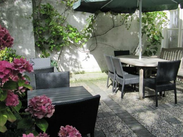 Have breakfast in the garden of Hotel Maurits