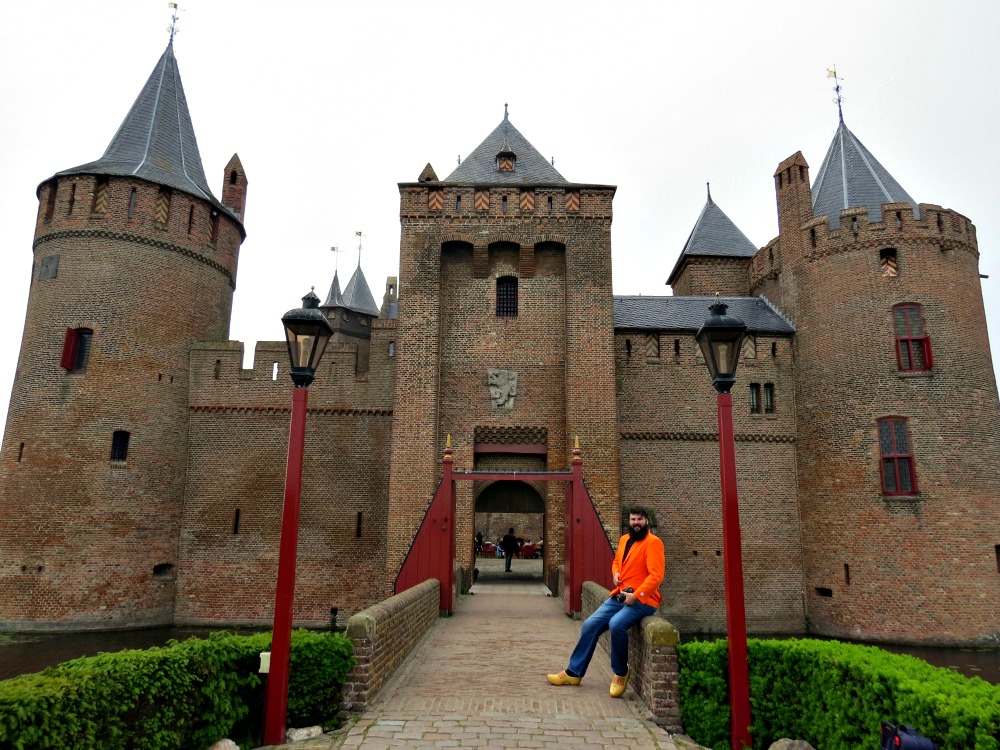 Jan in front of the gate of Muiderslot Castle